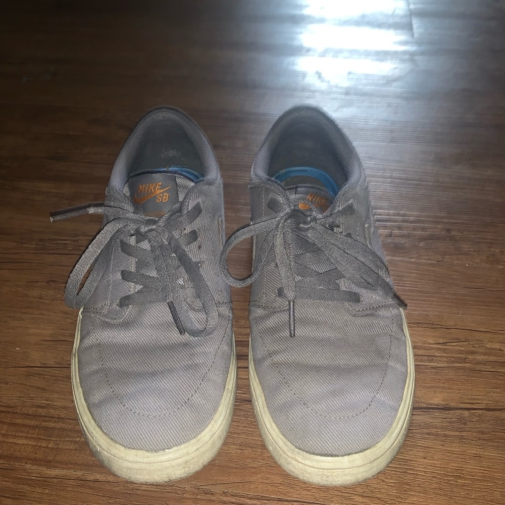 Nike Gray Sneakers Classic Low-Top Design